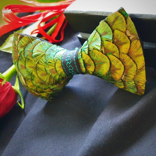 mucha męska z piórami koloru butelkowej zieleni