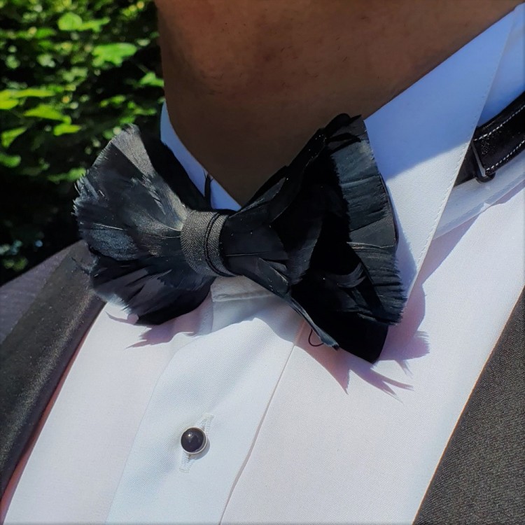 muszka męska z czarnych ptasich piór