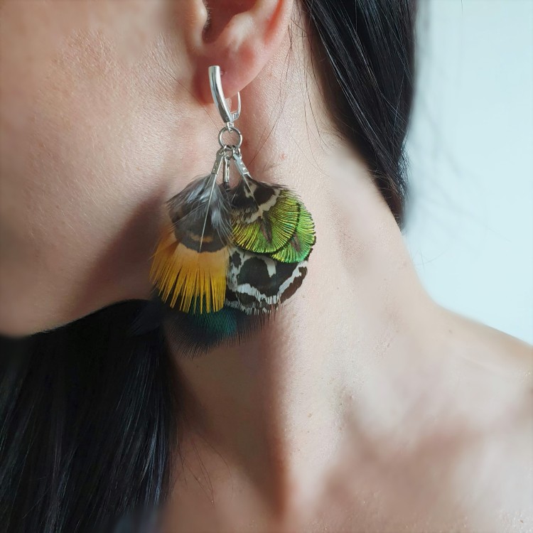 kolorowe kolczyki z piór
