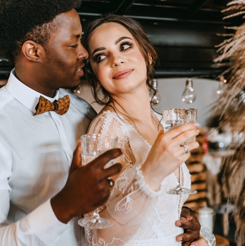 muszka męska z piór brązowa