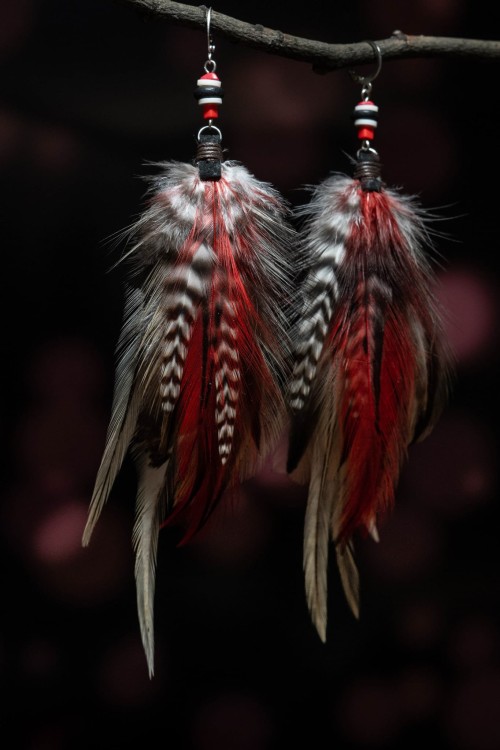 kolczyki z piórami fuksja