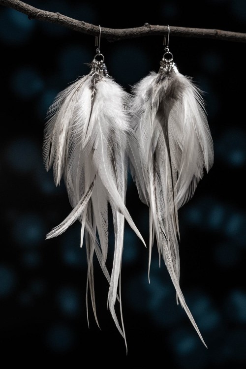 Długie kolczyki z piór białe