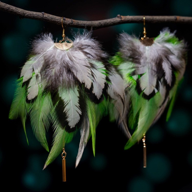 zielone kolczyki z piórami