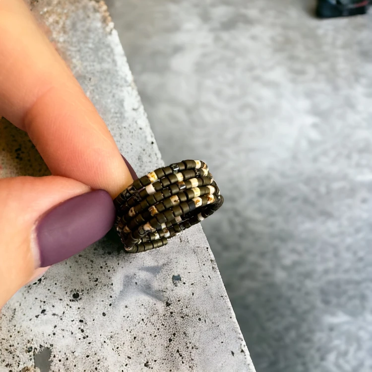 pierścionek damski z koralików w odcieniu ciemnej zieleni