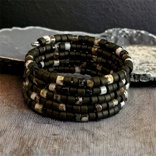 pierścionek damski z koralików w odcieniu ciemnej zieleni