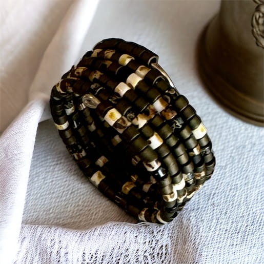 pierścionek damski z koralików w odcieniu ciemnej zieleni