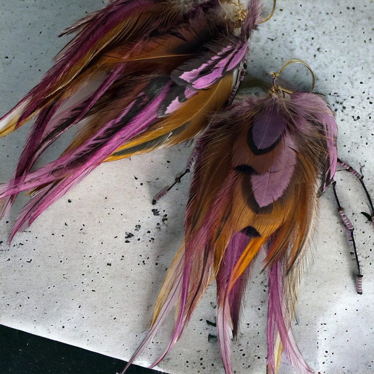 kolczyki z piór Margaret Zuzzo - róż fiolet