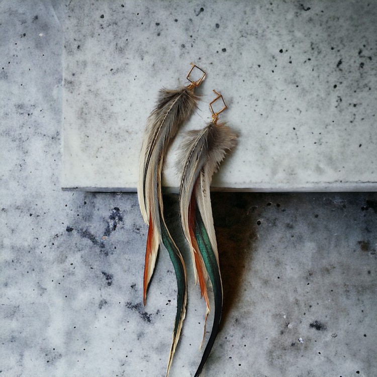 kolczyki z piór długie kolorowe z biglem geometyrcznym