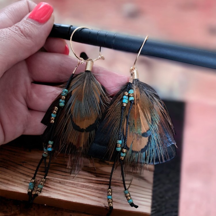 kolczyki z piór , kolczyk z piórami June krótkie