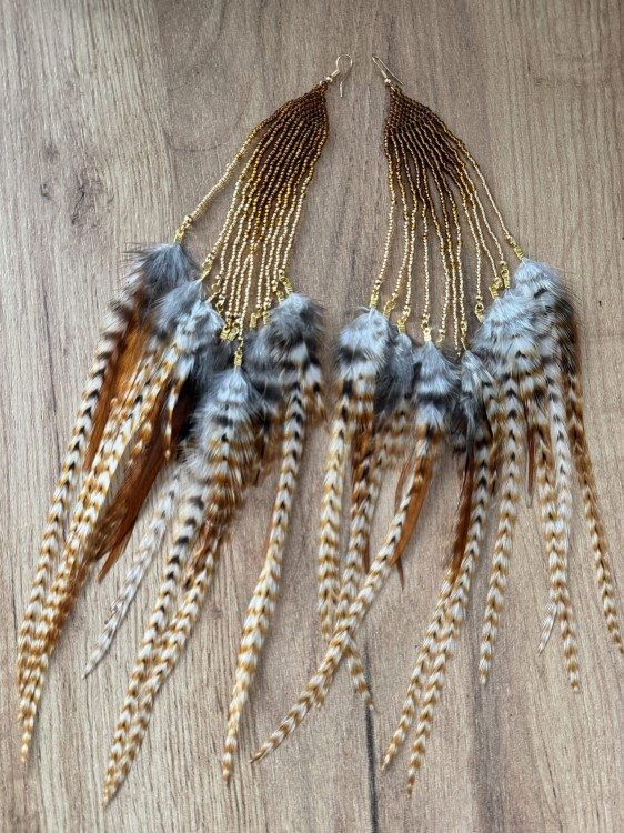 Kolczyki z piór z koralikami długie Zuzzo beżowe