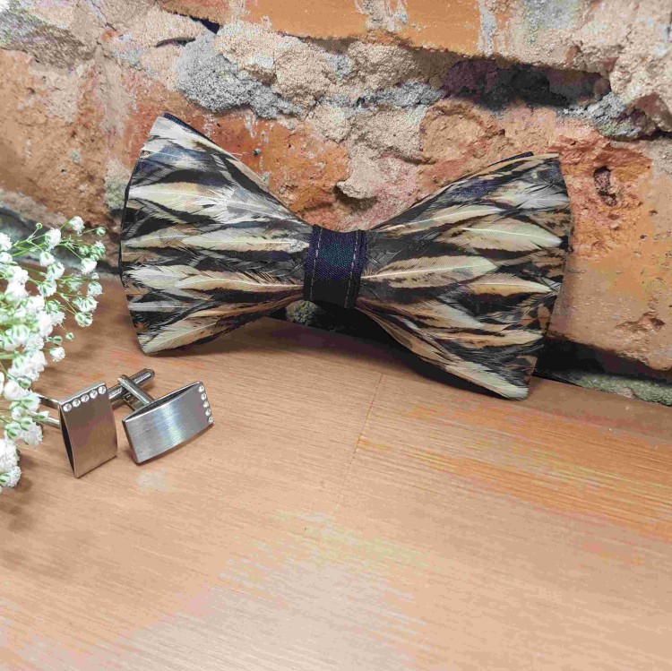 Muszka Domica z naturalnych piór