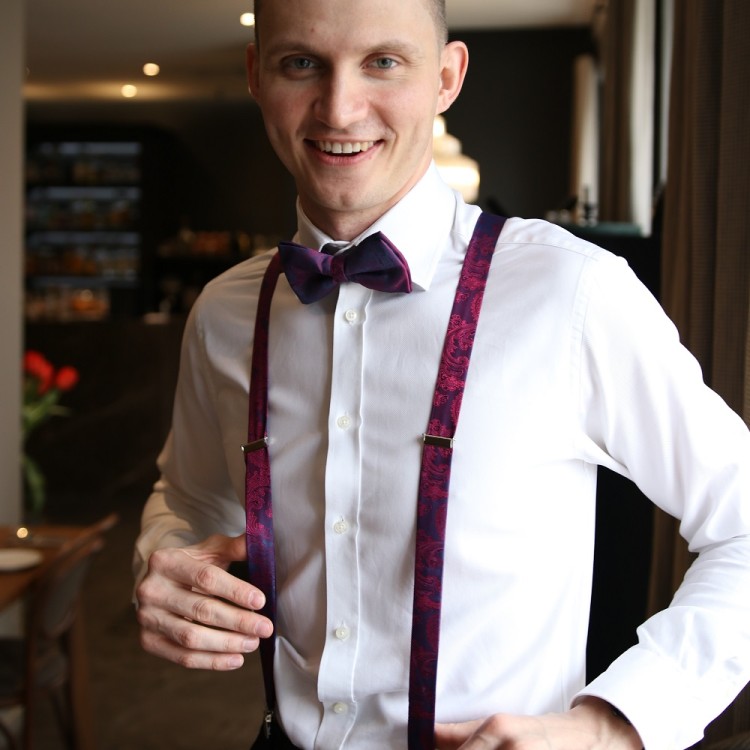 muszka męska materiałowa w fioletowym kolorze we wzory