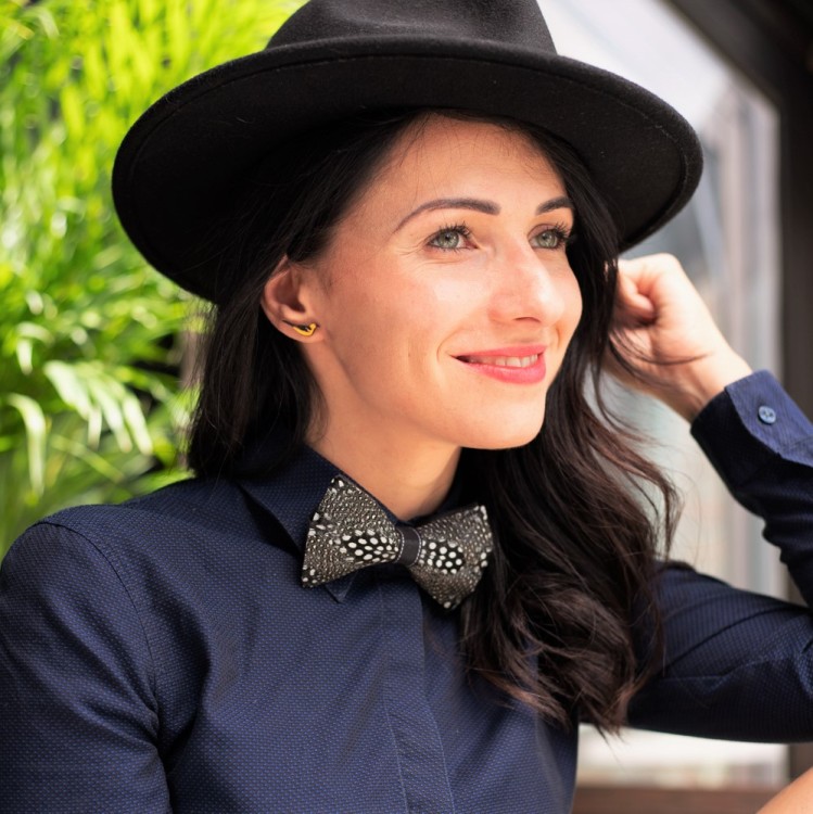 Perliczka mucha z naturalnych ptasich piór